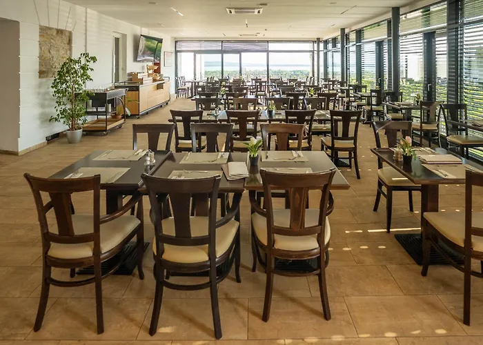 Zenit Wellness Balaton 4* ボニャルツバシュ