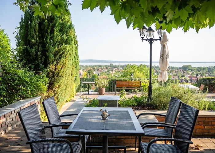 ホテル Zenit Wellness Balaton 4*